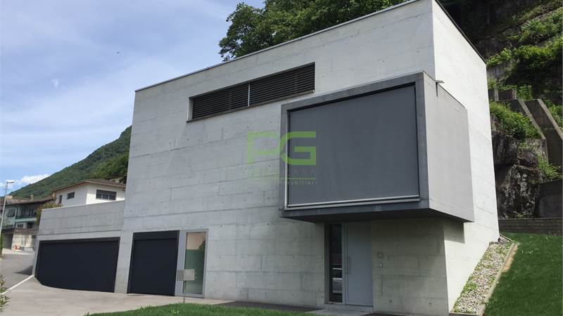 Moderna e comoda casa singola con giardino