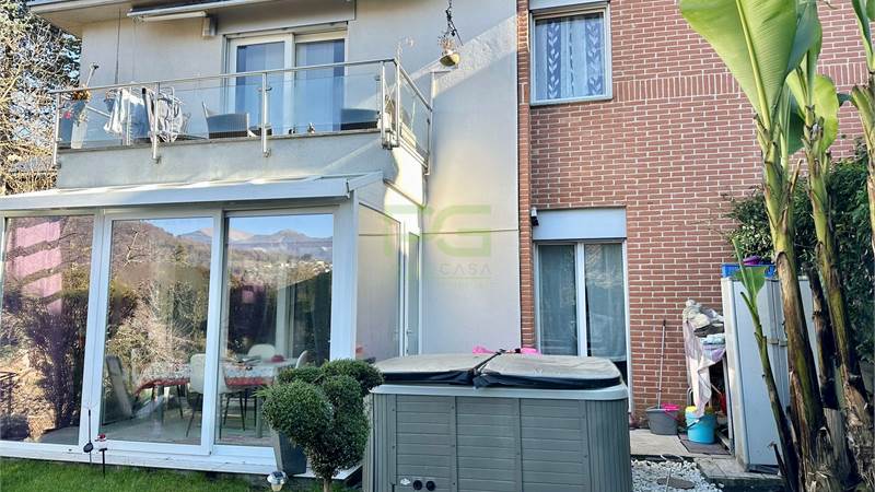Casa bifamiliare con giardino a Davesco Soragno