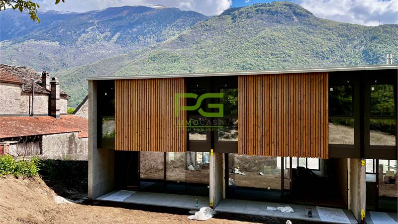 MODERNA CASA unifamiliare a schiera con giardino