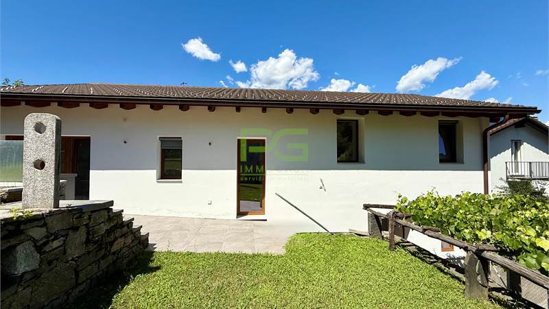 Casa ristrutturata con giardino e garage