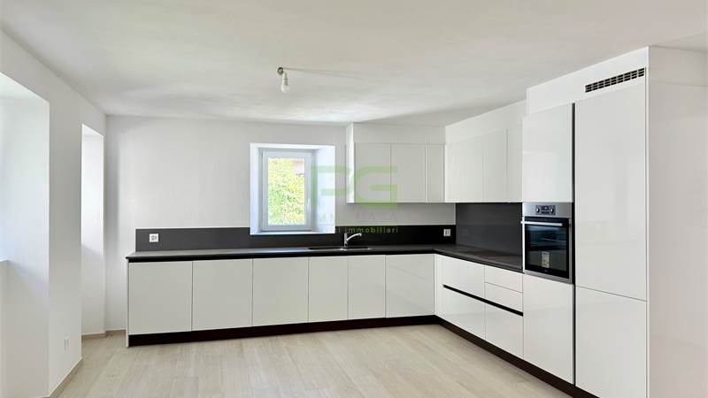 Casa ristrutturata con giardino e garage