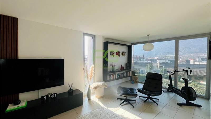 Moderna e comoda casa singola con giardino